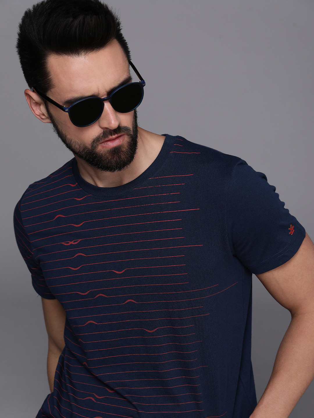 

WROGN Men Navy Blue & Red Striped Pure Cotton Slim Fit T-shirt