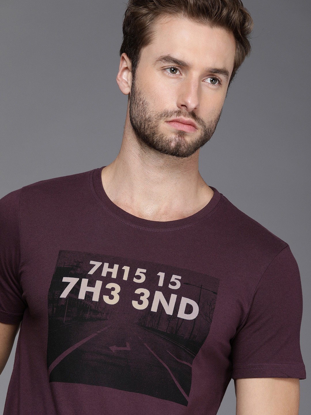 

WROGN Men Burgundy Graphic Printed Pure Cotton Slim Fit T-shirt