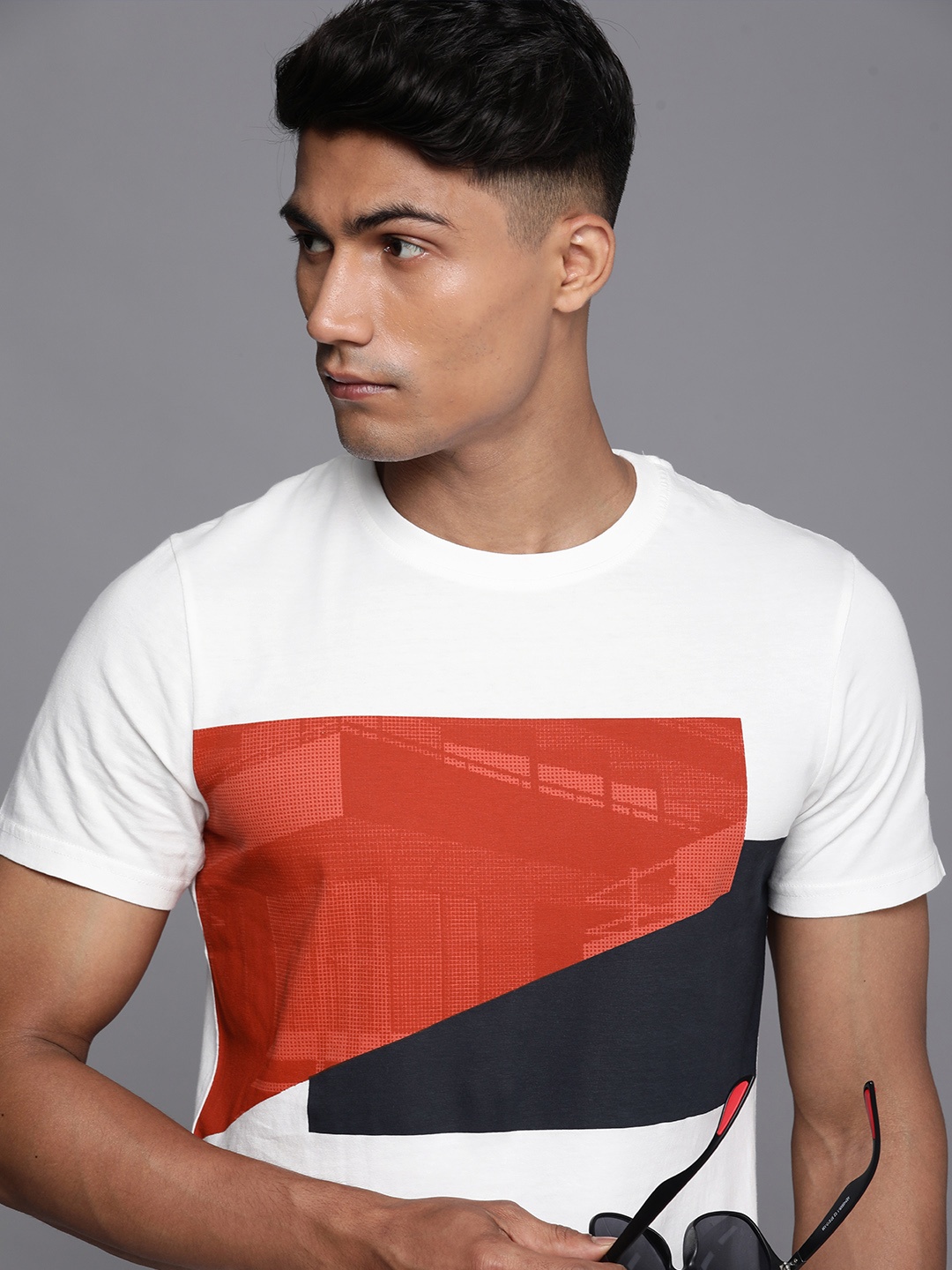 

WROGN Men White Printed Slim Fit Pure Cotton T-shirt