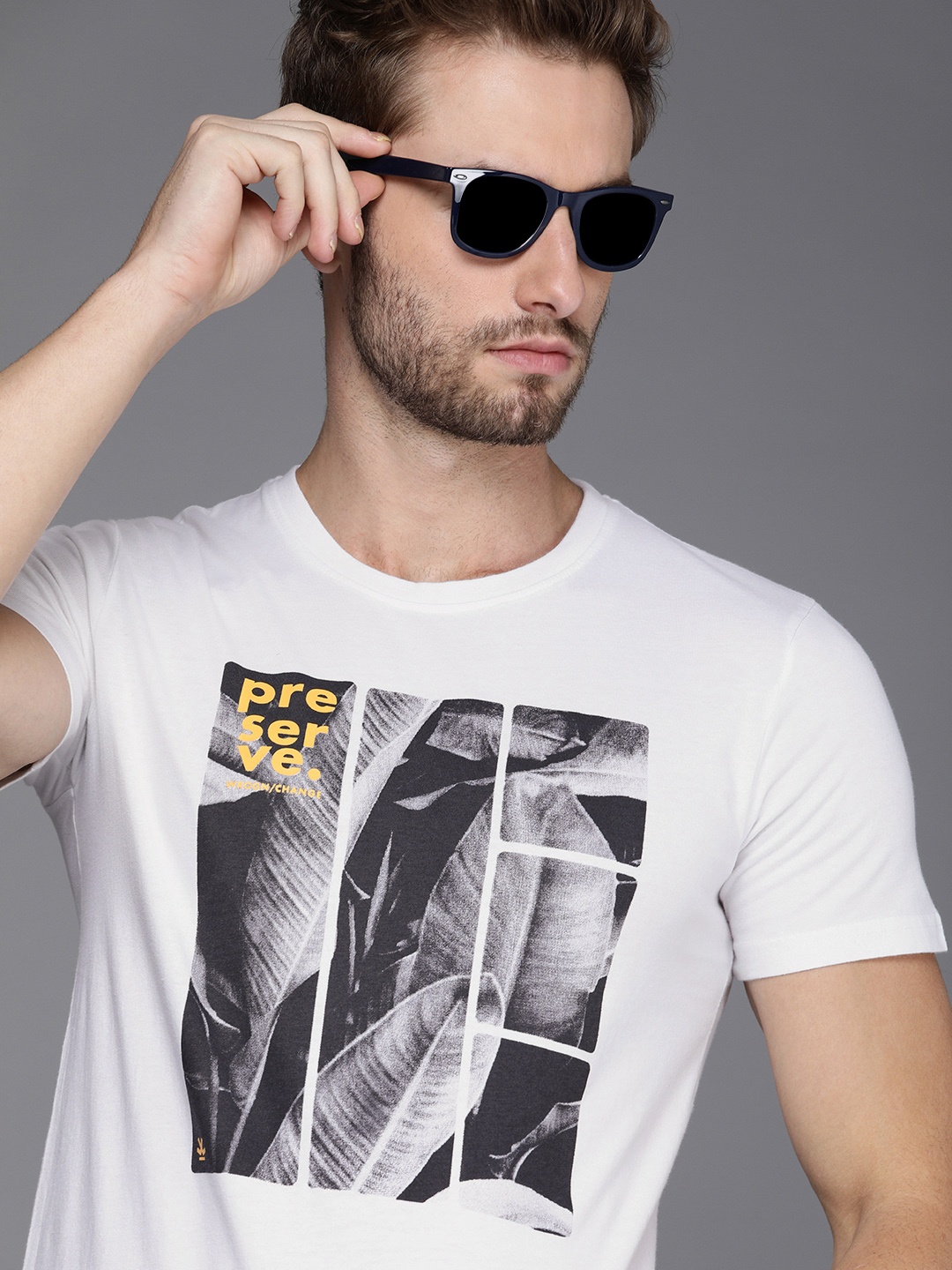 

WROGN Men White Graphic Printed Pure Cotton Slim Fit T-shirt