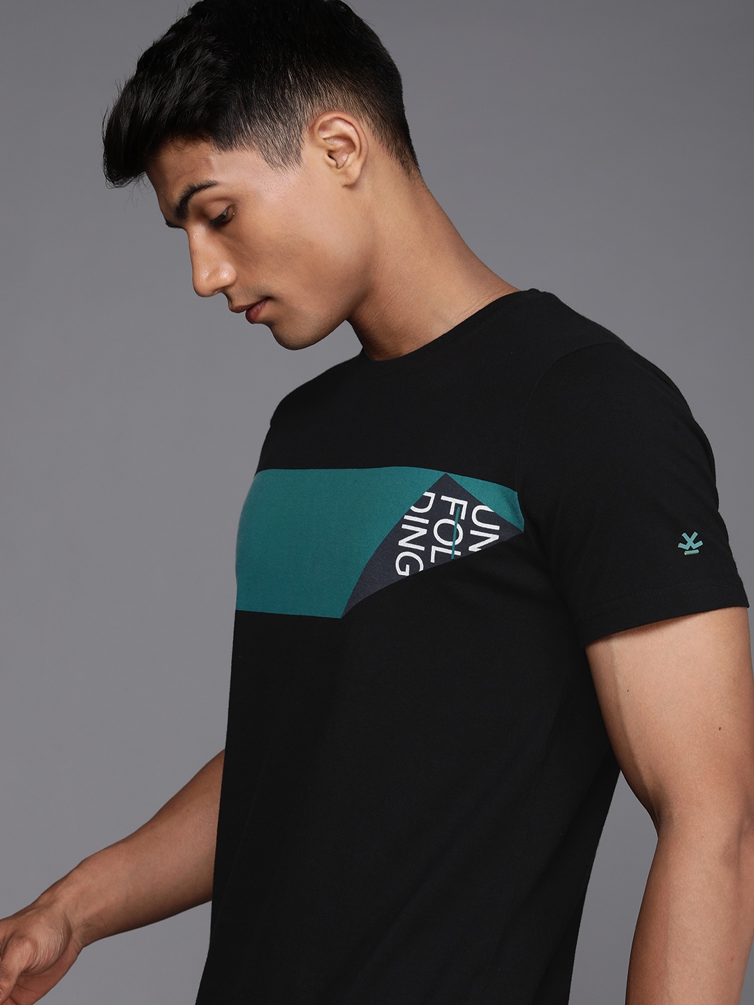 

WROGN Men Black & Teal Colourblocked Pure Cotton Slim Fit Casual T-shirt