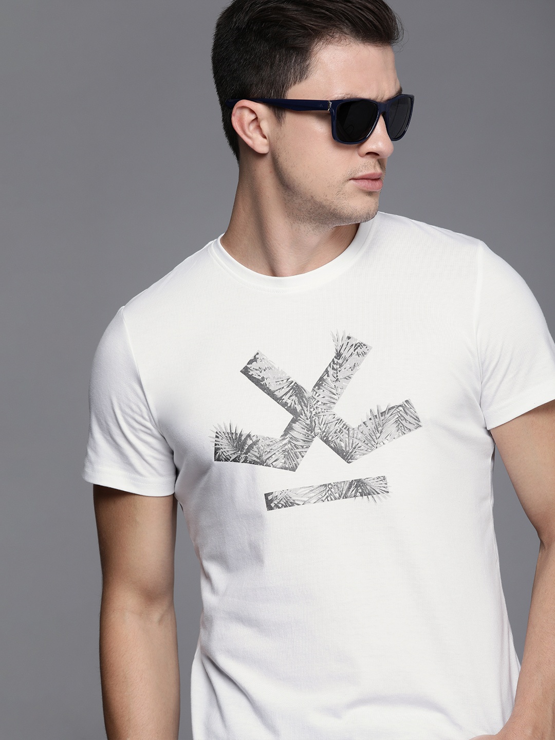 

WROGN Men White Printed Applique Slim Fit Casual T-shirt