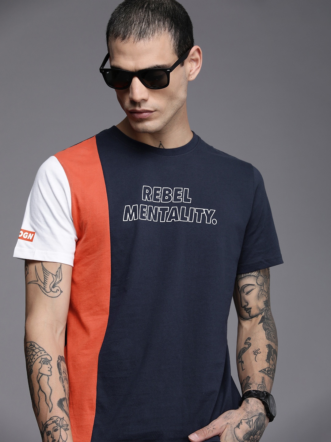 

WROGN Men Navy Blue & Red Typography Printed Pure Cotton Slim Fit T-shirt
