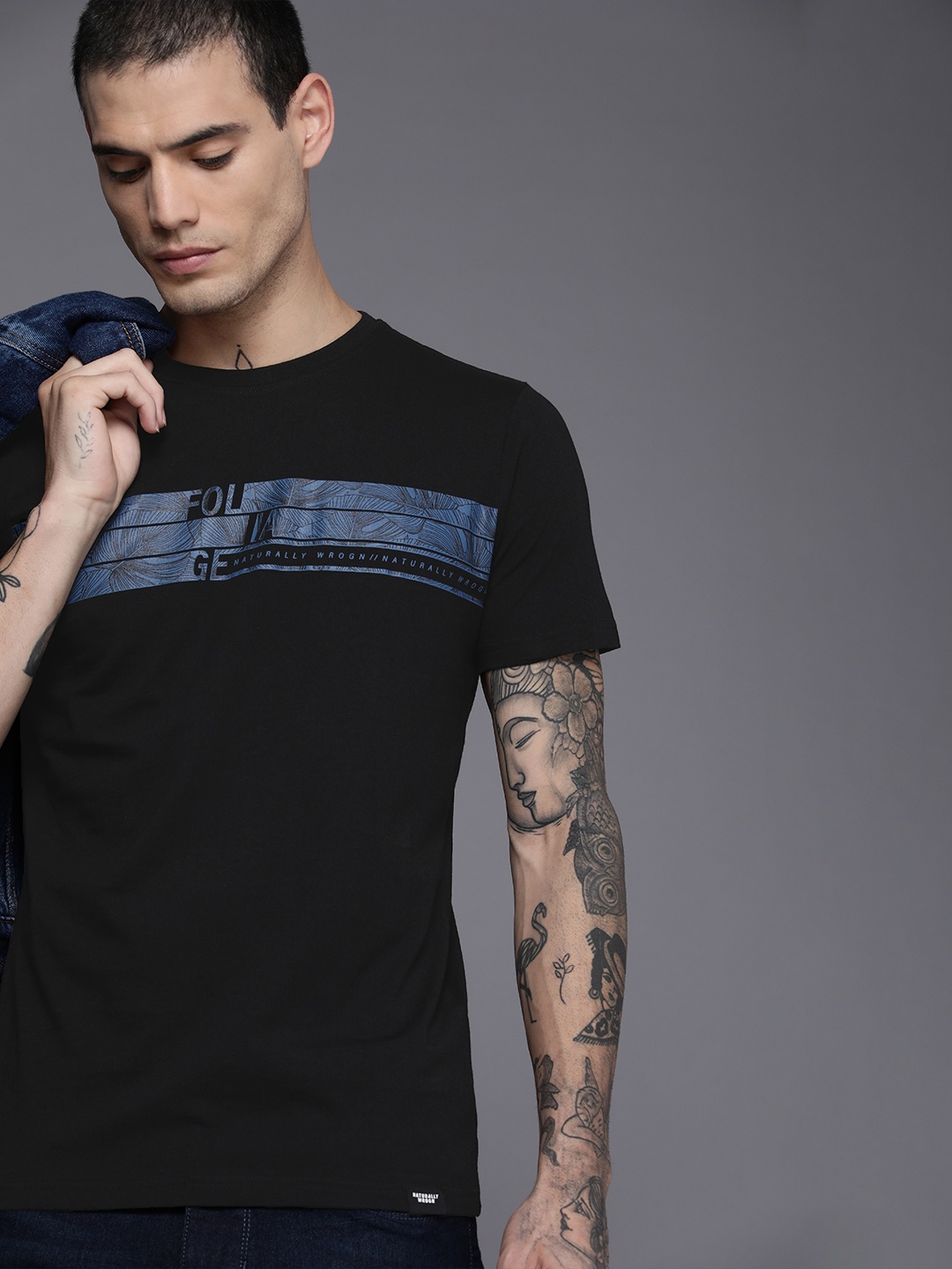 

WROGN Men Black & Blue Typography Printed Pure Cotton Slim Fit T-shirt