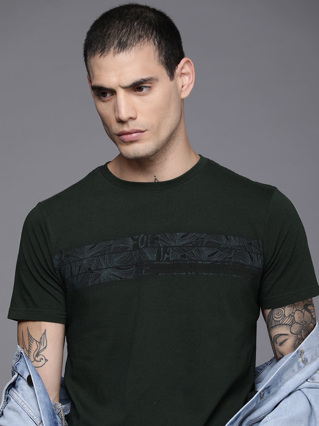 

WROGN Men Green Tropical Printed Pure Cotton Slim Fit T-shirt