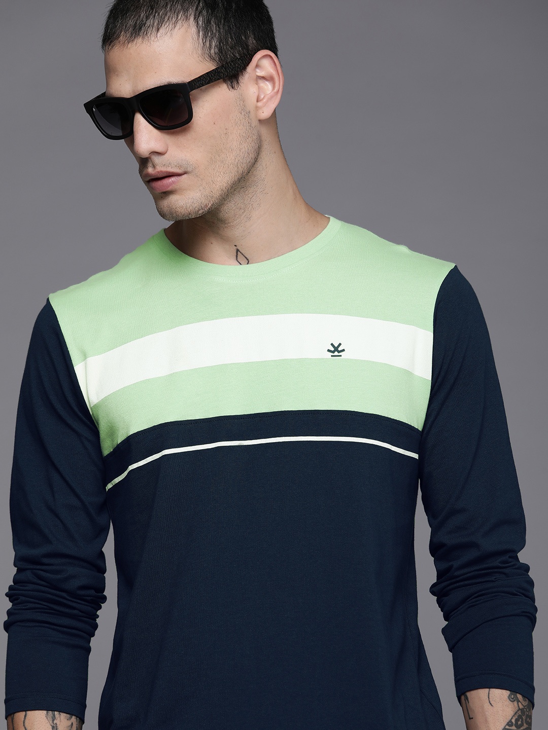 

WROGN Men Navy Blue & Mint Green Colourblocked Pure Cotton Slim Fit T-shirt