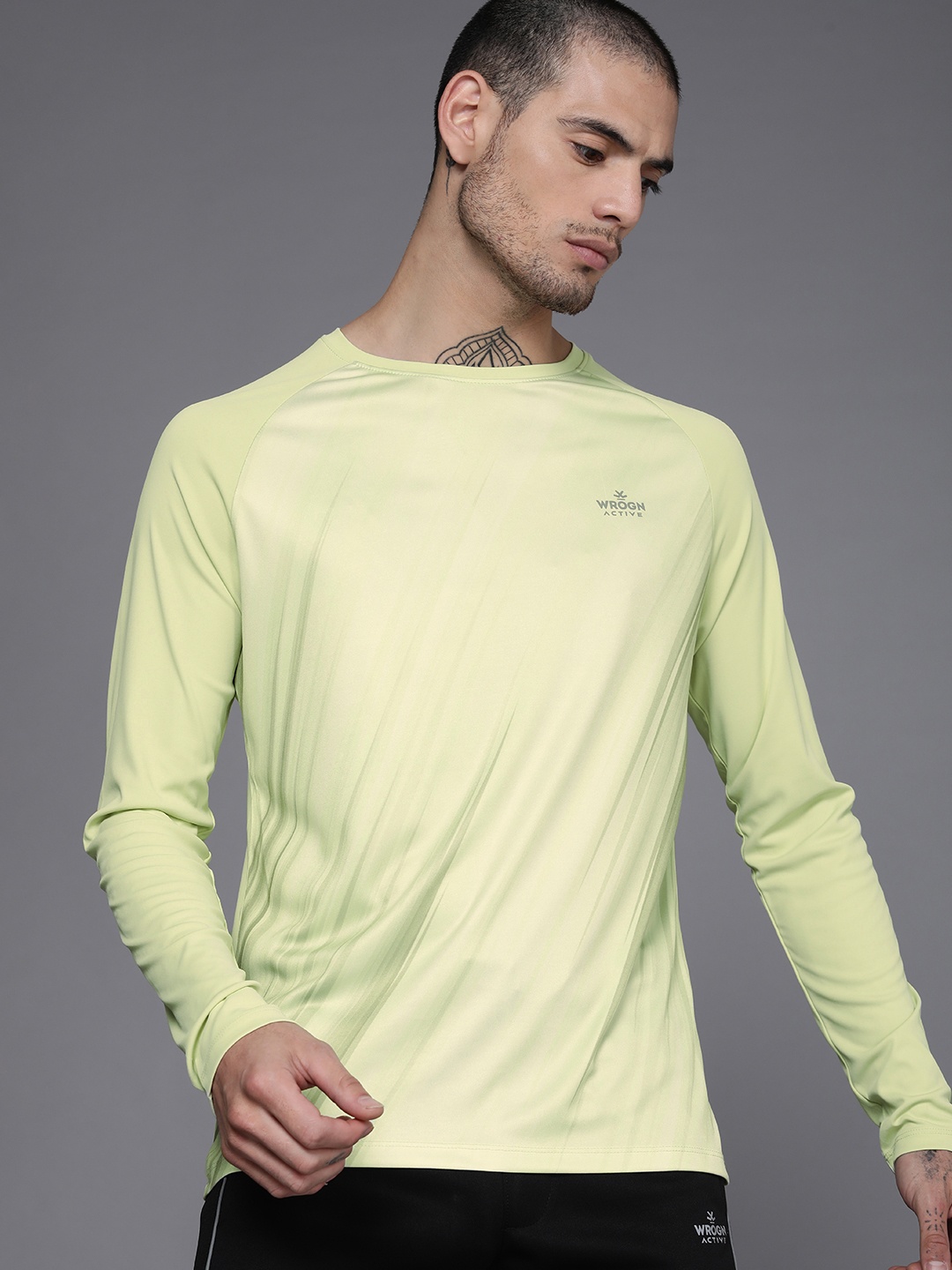 

WROGN ACTIVE Men Green Striped Slim Fit T-shirt