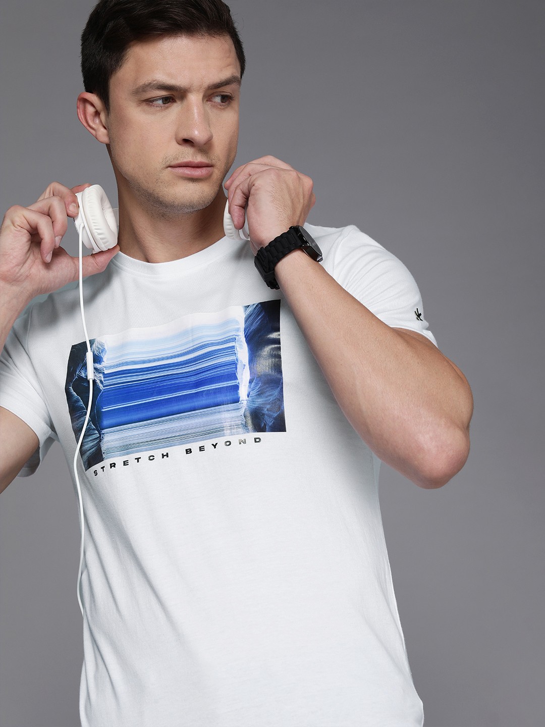 

WROGN Men White & Blue Printed Pure Cotton Slim Fit T-shirt