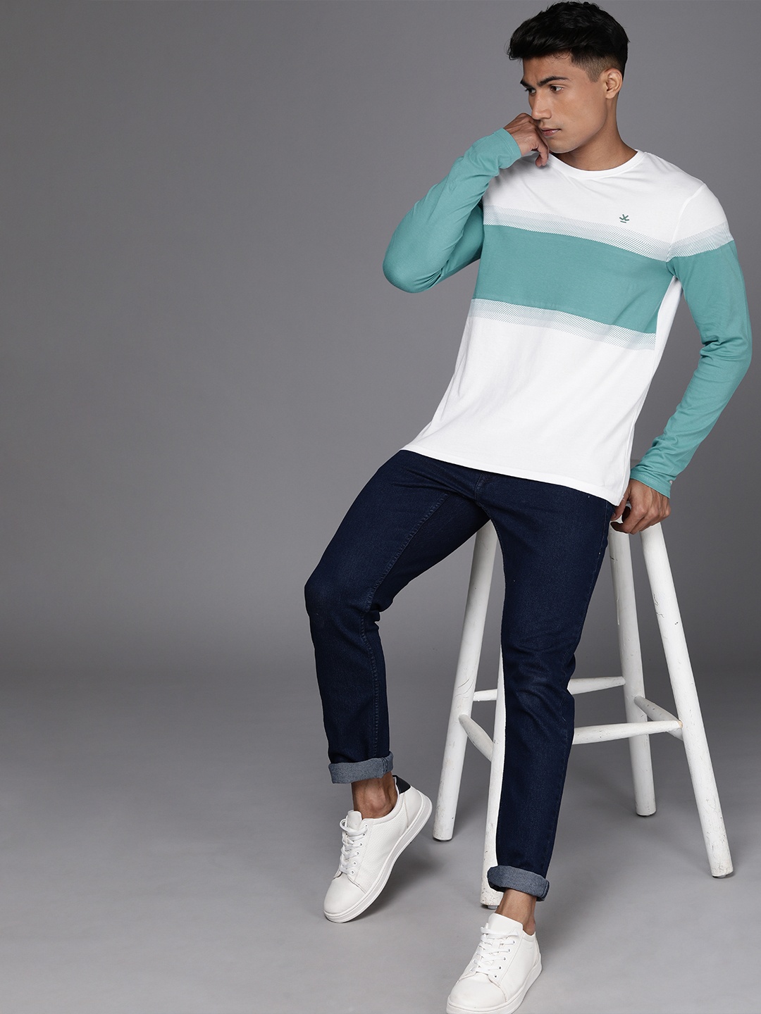 

WROGN Men White & Green Colourblocked Slim Fit T-shirt