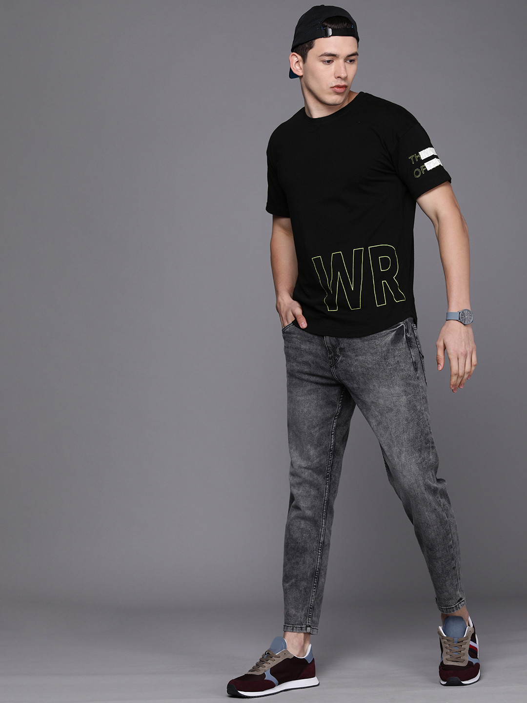 

WROGN Men Black & White Brand Logo Printed Pure Cotton Slim Fit T-shirt