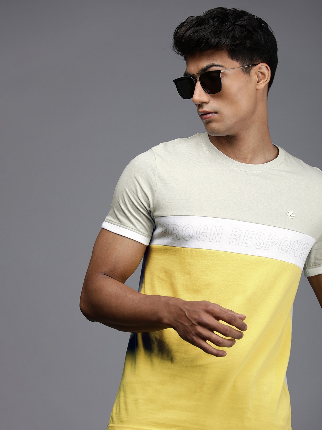 

WROGN Men Grey & White & Yellow Colourblocked Casual T-shirt