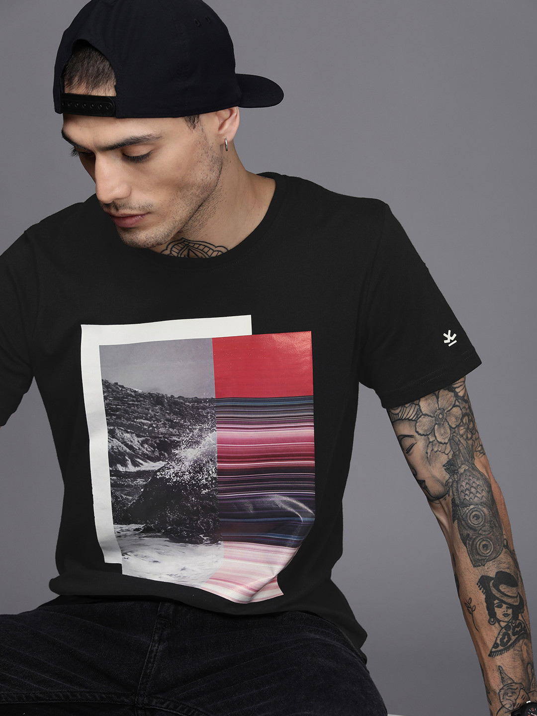 

WROGN Men Black Graphic Printed Pure Cotton Slim Fit T-shirt