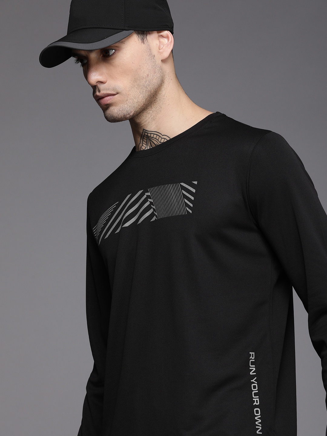

WROGN ACTIVE Men Black Printed Slim Fit T-shirt