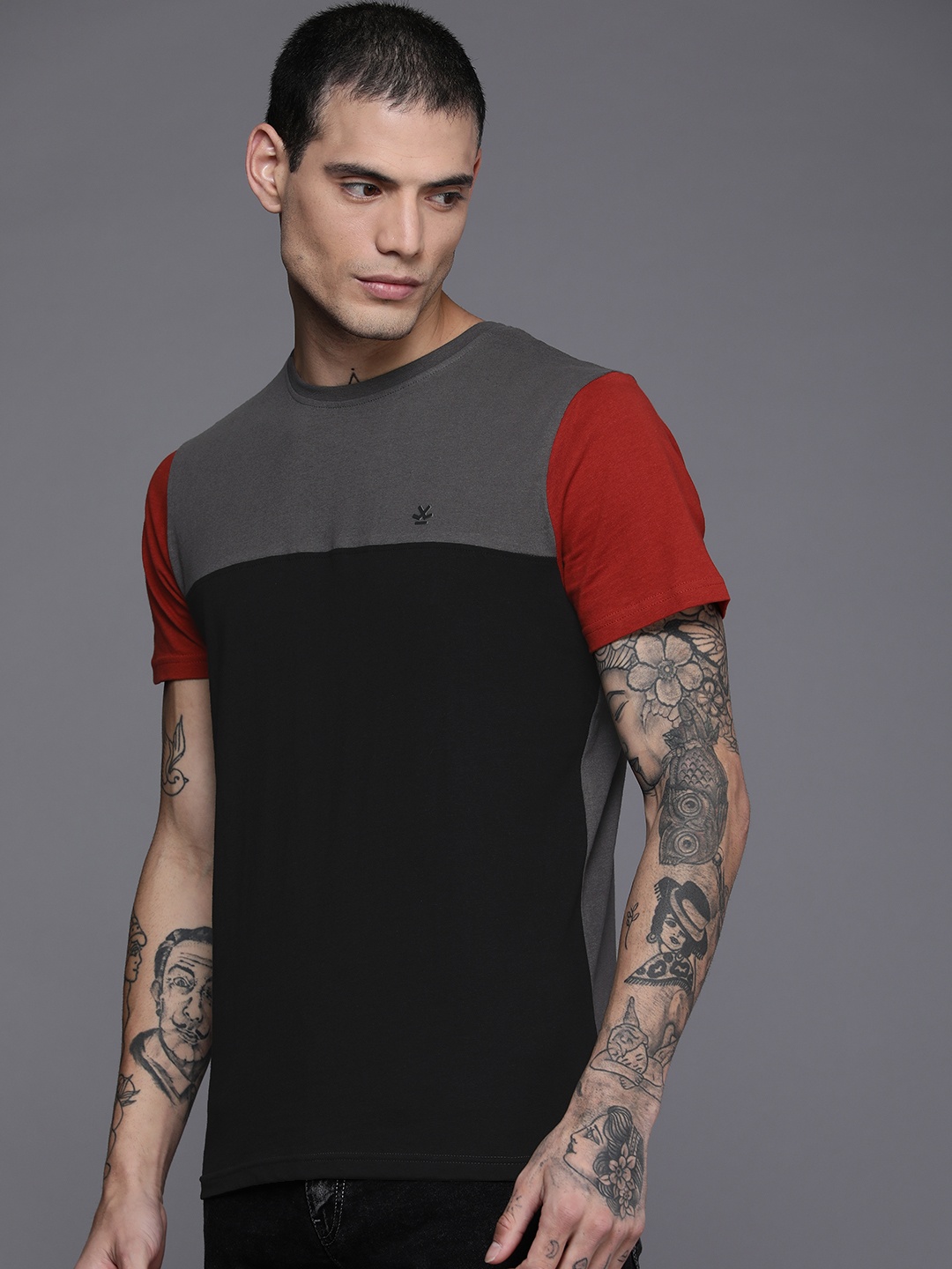 

WROGN Men Black & Charcoal Grey Colourblocked Pure Cotton Slim Fit T-shirt