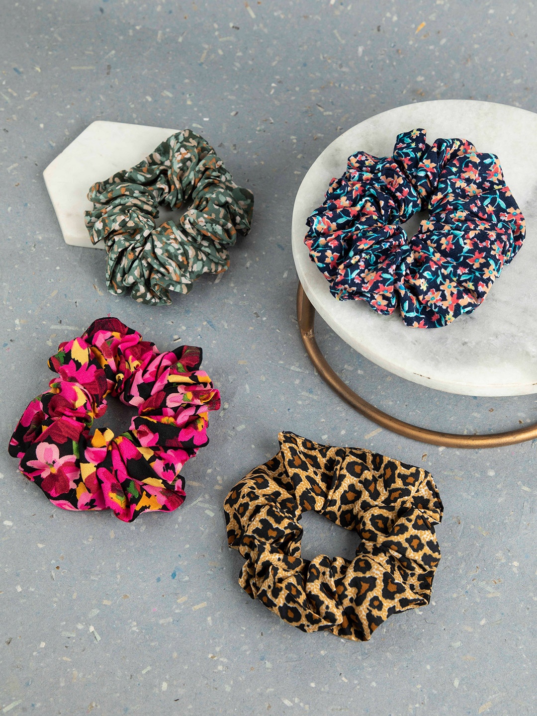 

DEEBACO Women Multicoloured Set of 4 Floral Printed Scrunchies, Multi