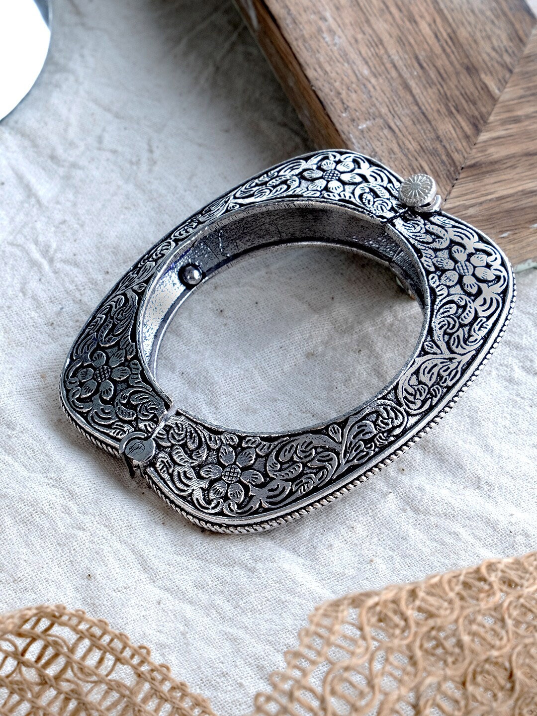 

Infuzze Oxidised Silver-Plated Bangle