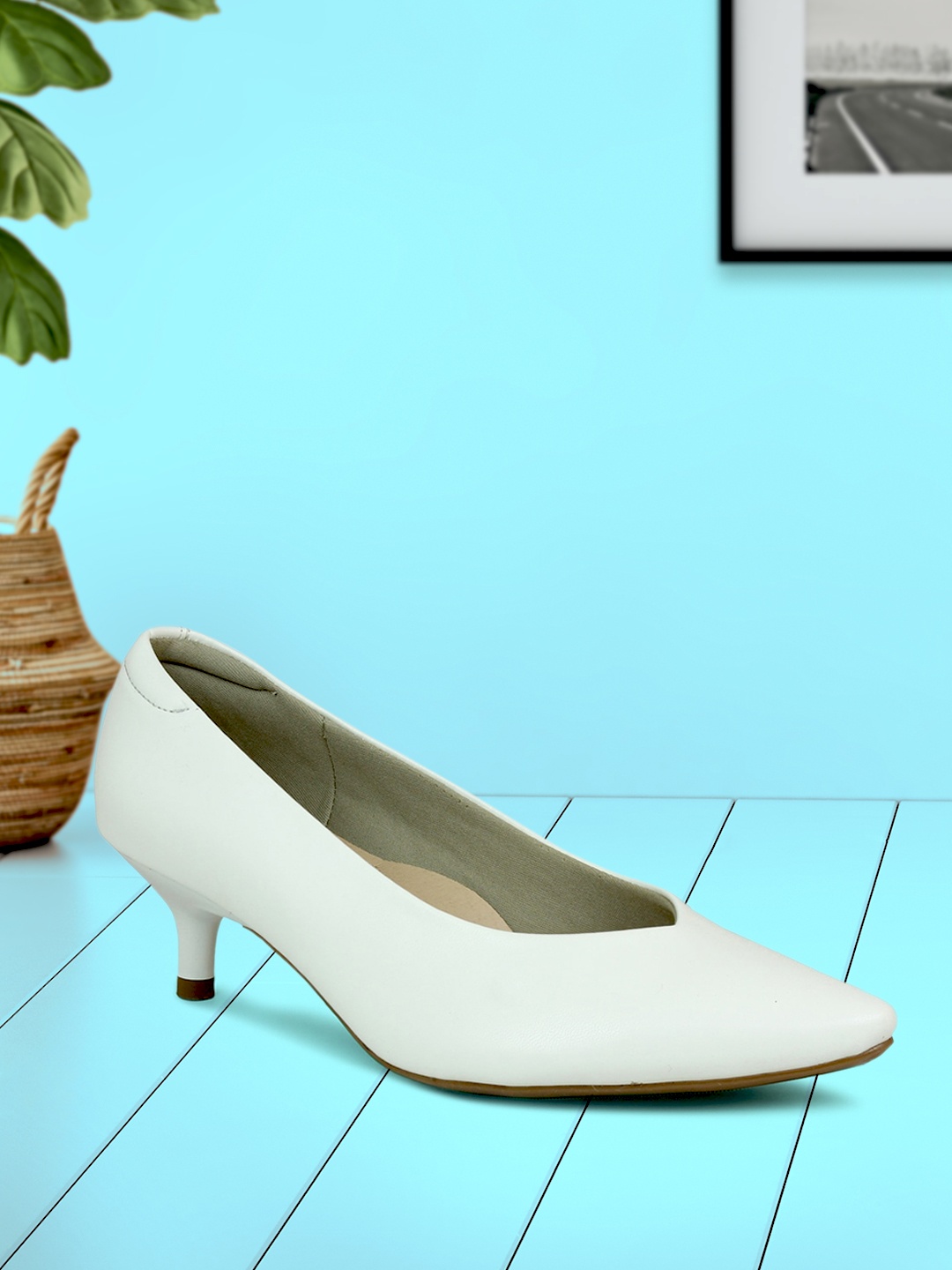 

Inc 5 White Kitten Pumps