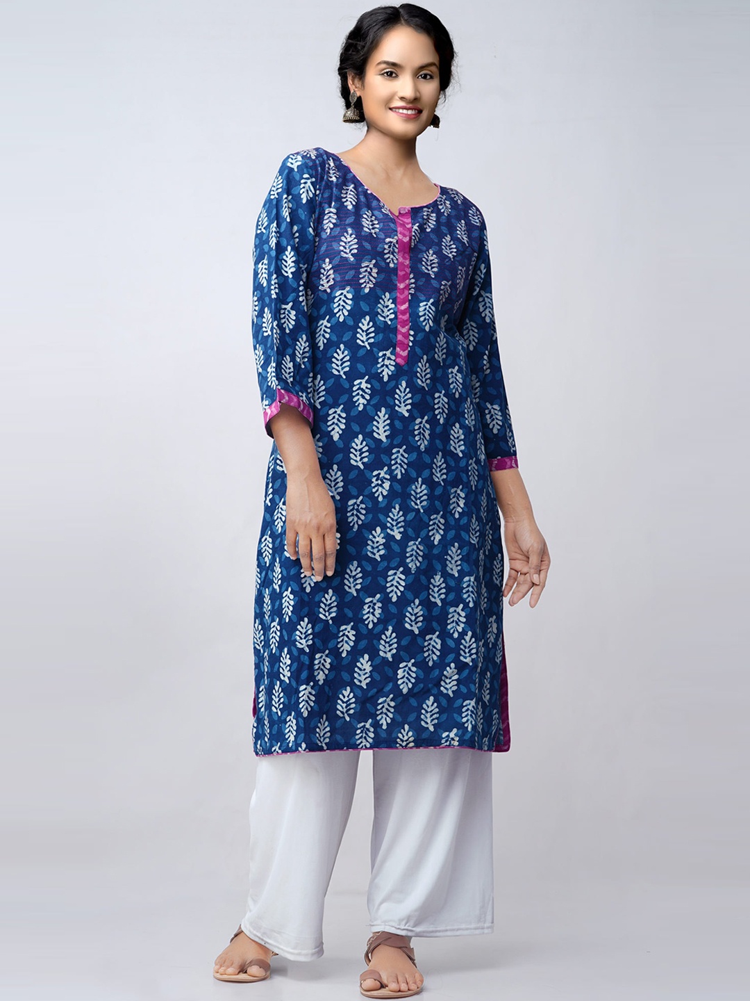 

Unnati Silks Women Blue & White Floral Printed Pure Cotton Handloom Kurta