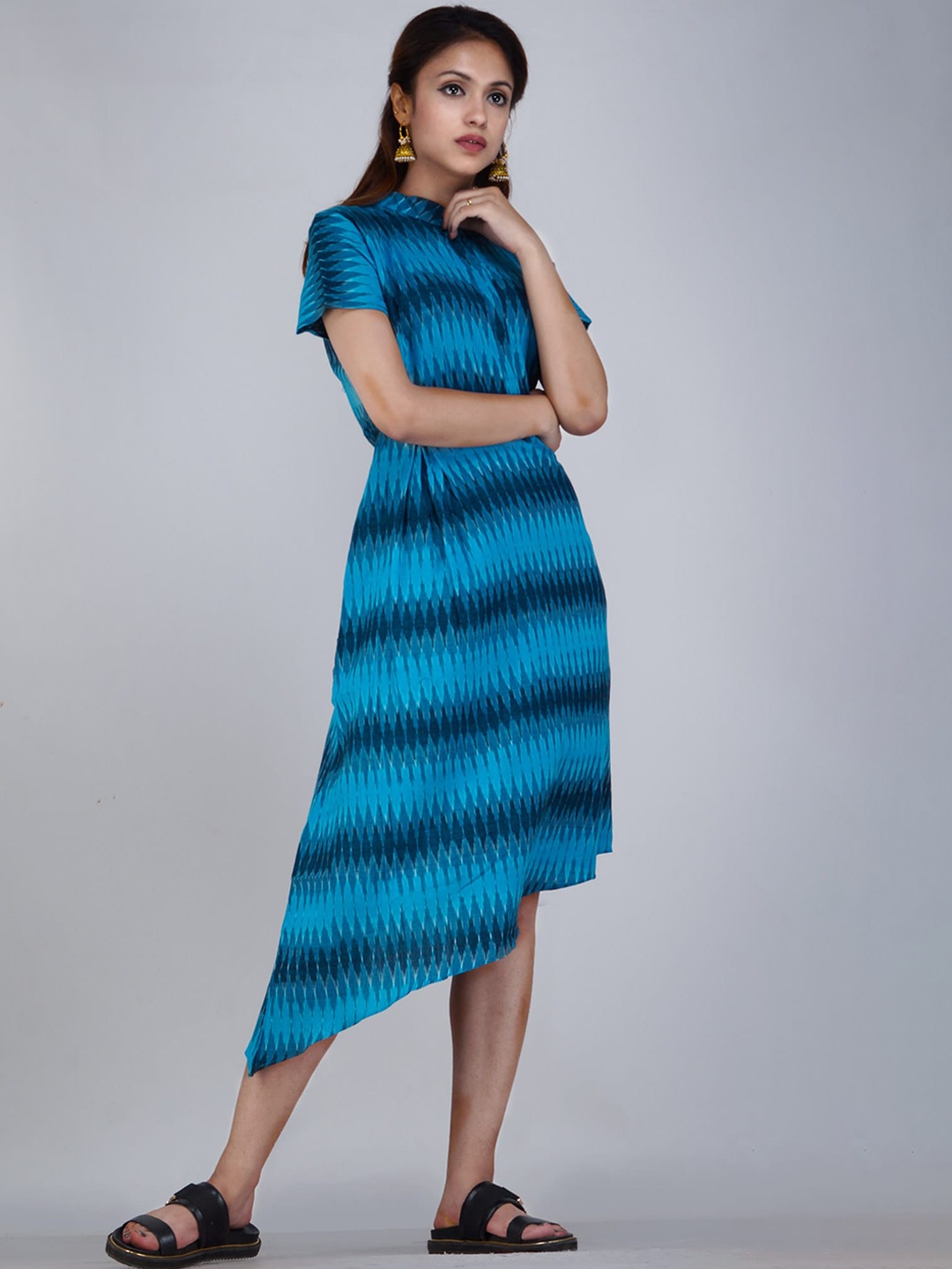 

Unnati Silks Women Blue Geometric Handloom Kurta