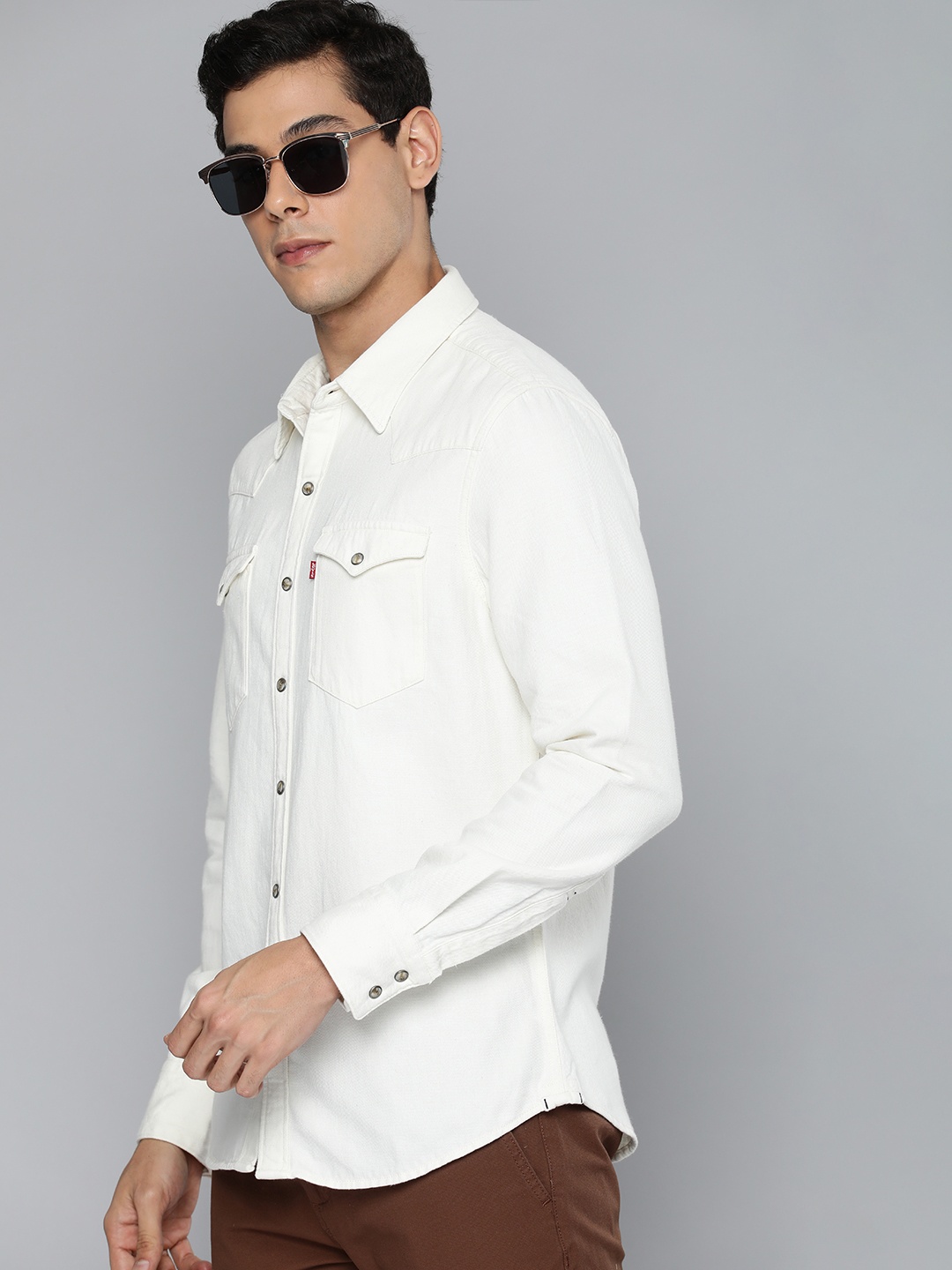 

Levis Men White Solid Slim Fit Casual Shirt