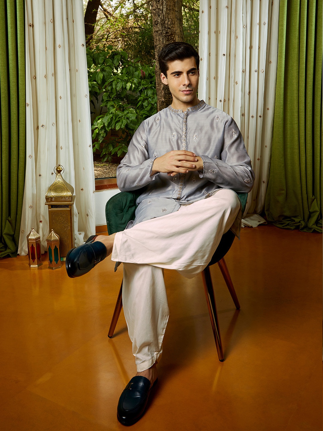 

House of Pataudi Men Grey Ethnic Motifs Embroidered Sequin Jashn Kurta with Cream Salwar