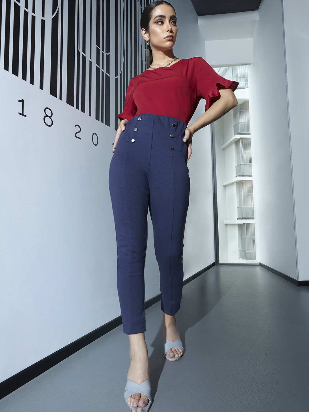 

Chemistry Women Blue Solid Button Detail Treggings