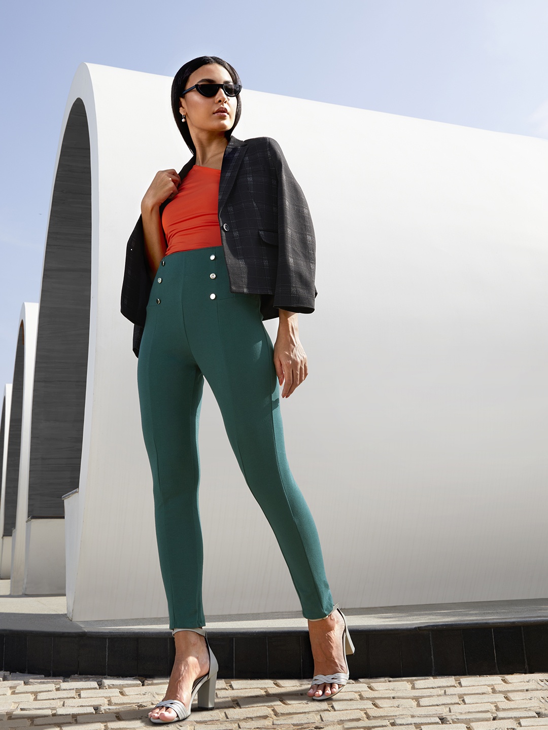 

Chemistry Women Green Solid Button Detail Treggings