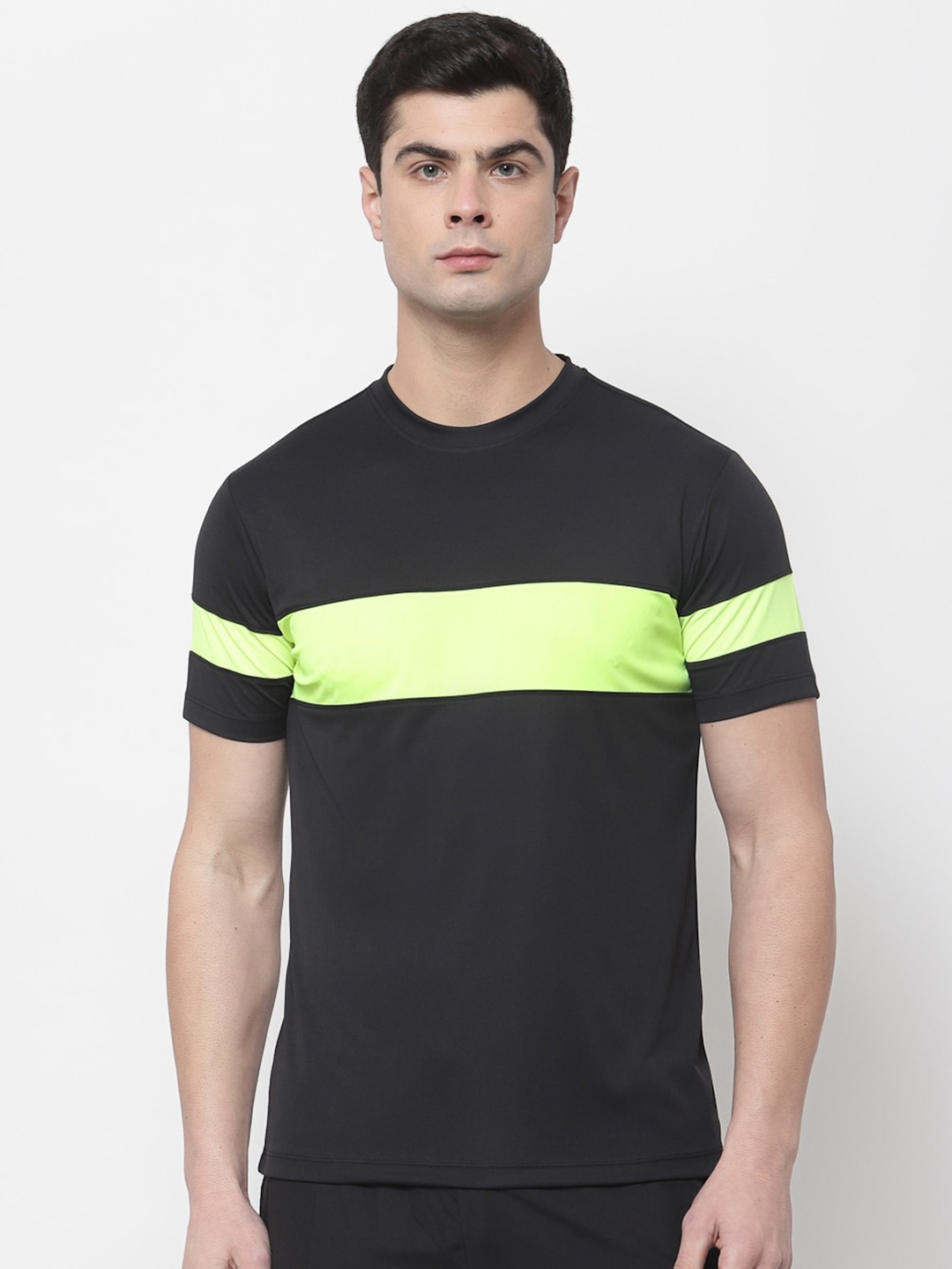 

Yuuki Men Black & Green Colourblocked T-shirt