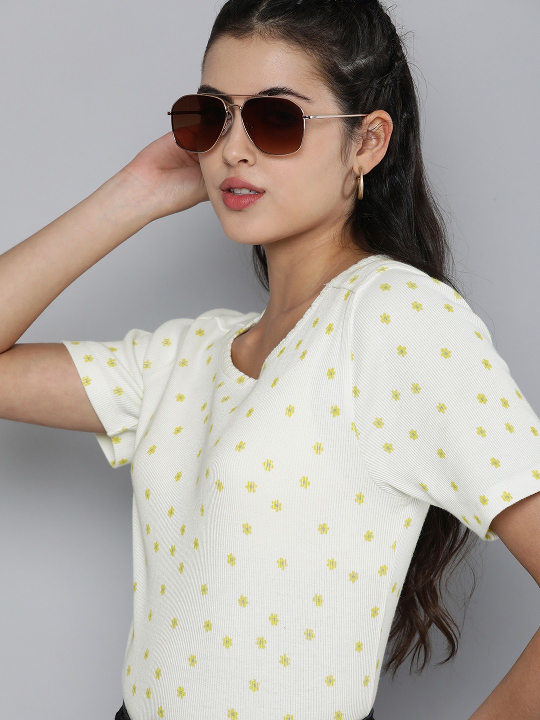 

Levis Women White & Yellow Floral Printed Pure Cotton Slim Fit T-shirt