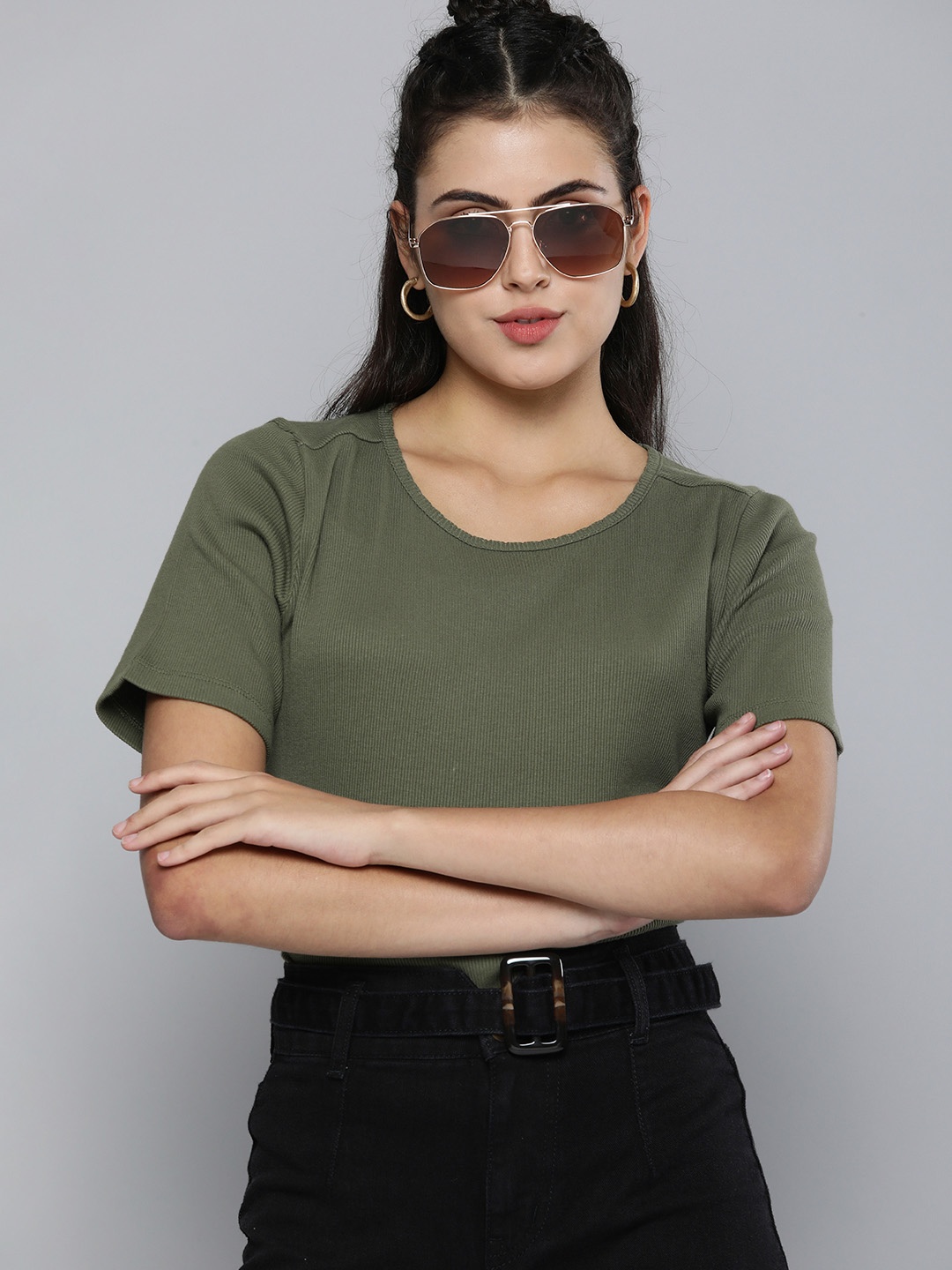 

Levis Women Grey Solid Pure Cotton Slim Fit Casual T-shirt