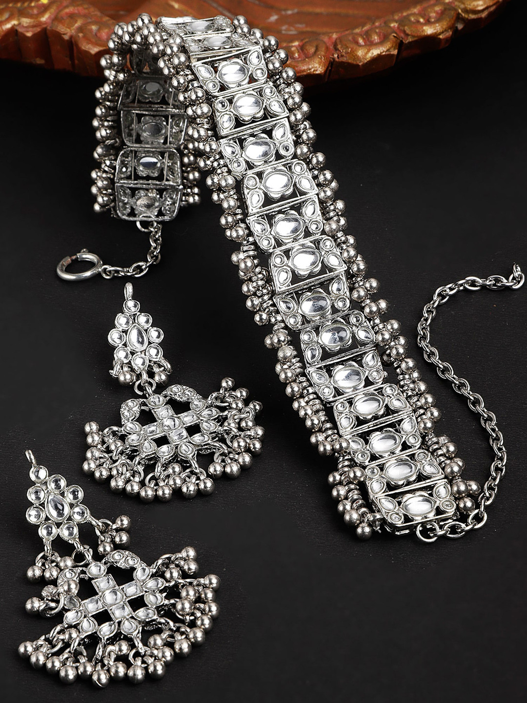 

KARATCART Silver-Toned & White Kundan-Studded Ghungaroo Beaded Jewellery Set