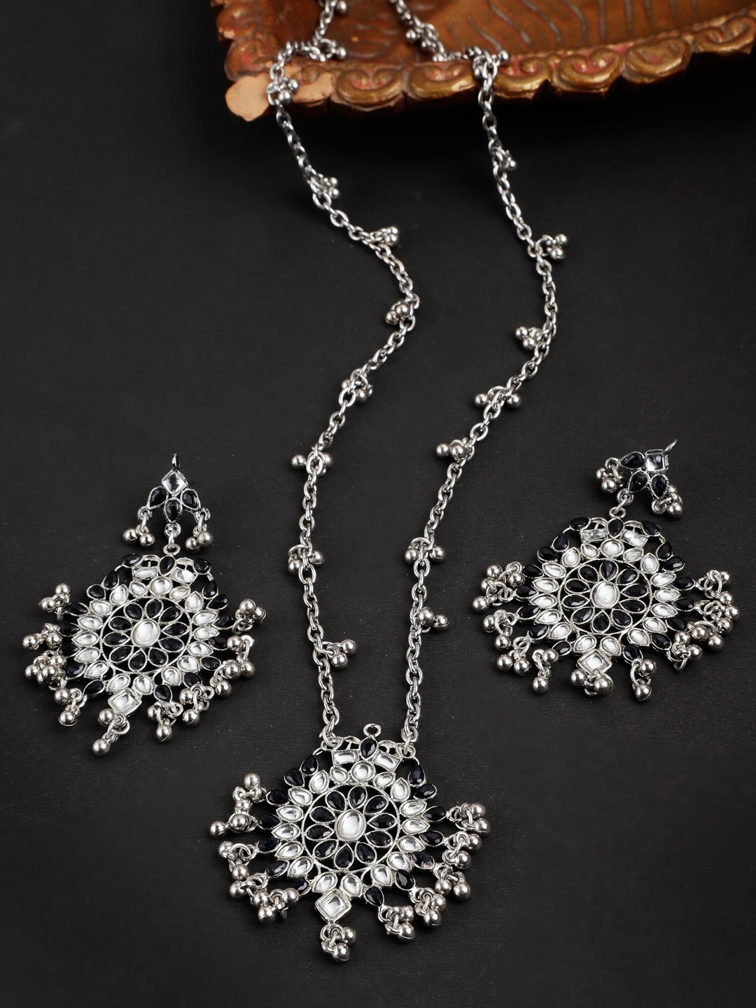 

KARATCART Oxidised Silver-Toned Black Kundan Stone Studded Jewellery Set