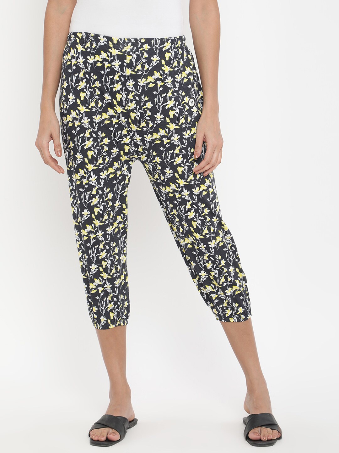 

V2 Value & Variety Women Black & Yellow Floral Printed Capris