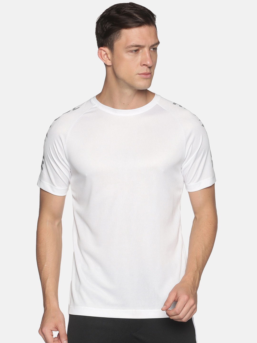 

ATTIITUDE Men White Solid Slim Fit T-shirt