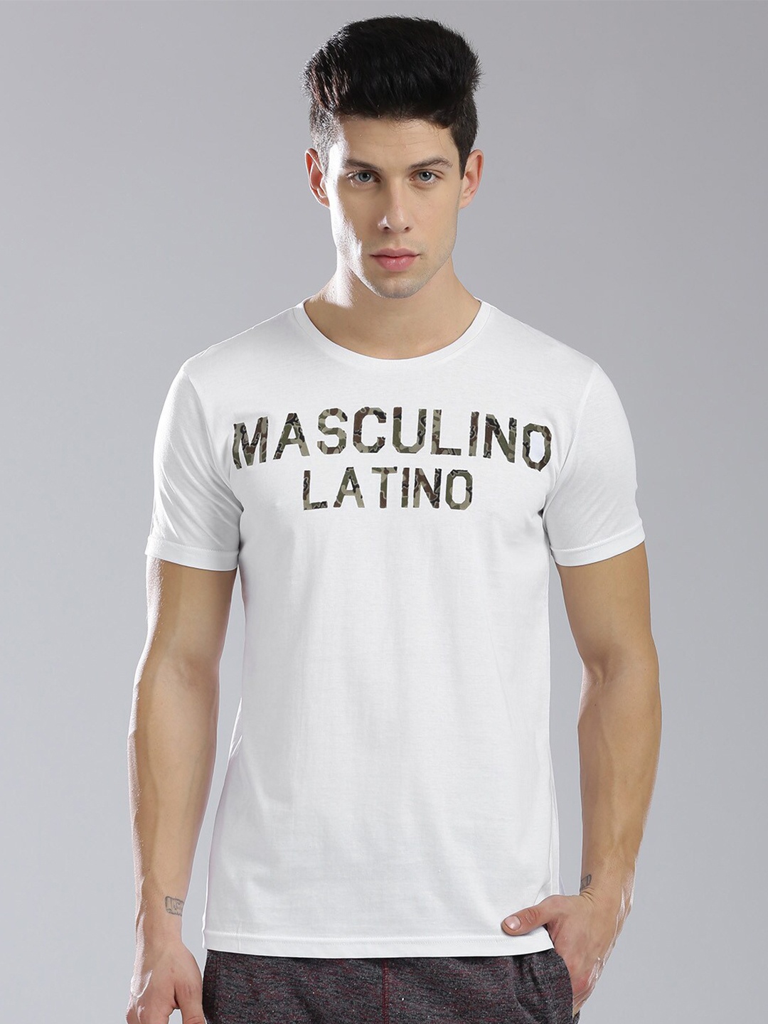 

Masculino Latino Men White Typography Printed Applique T-shirt