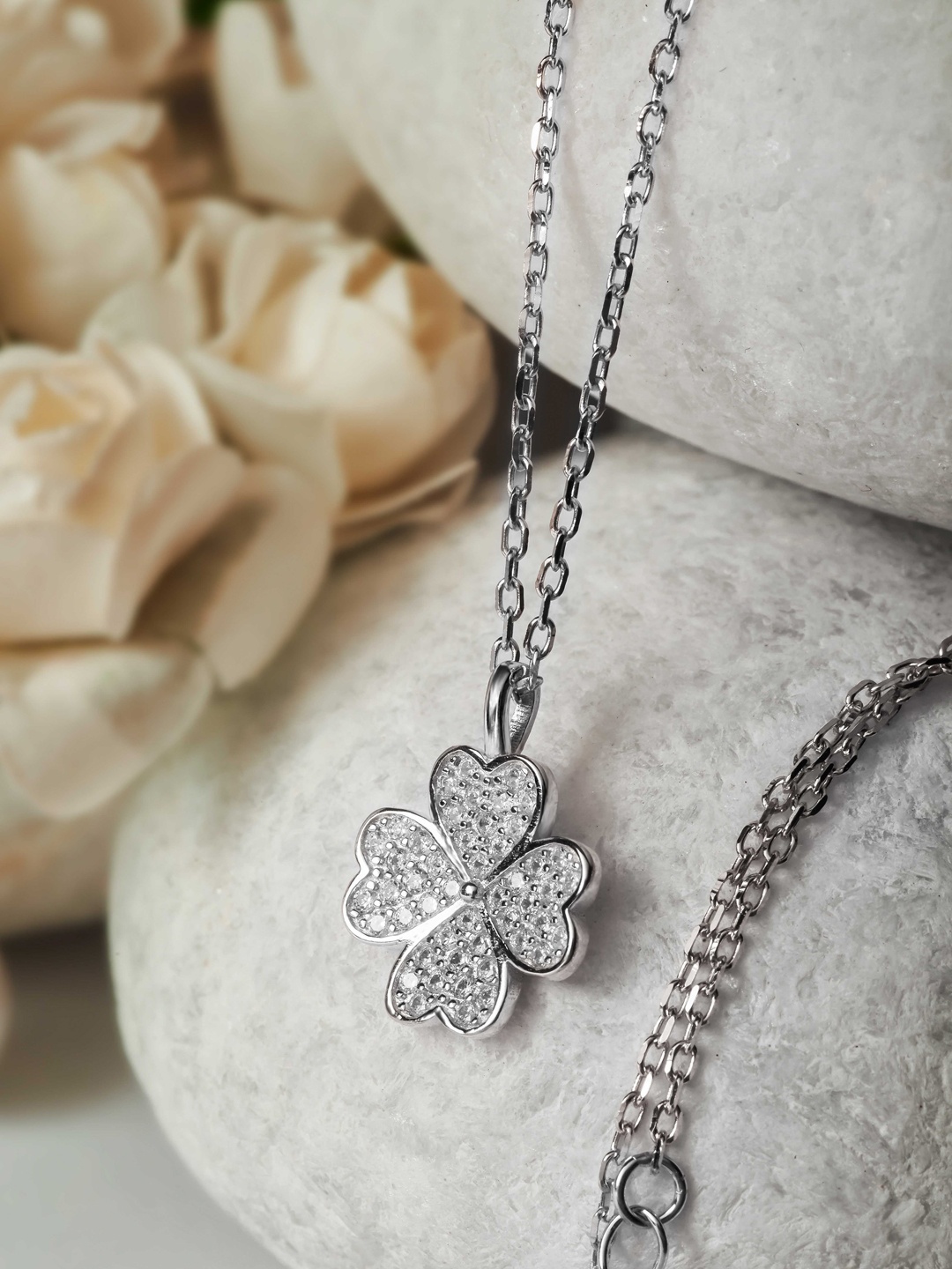 

SILBERRY Women Sterling Silver Shamrock Pendant with Chain
