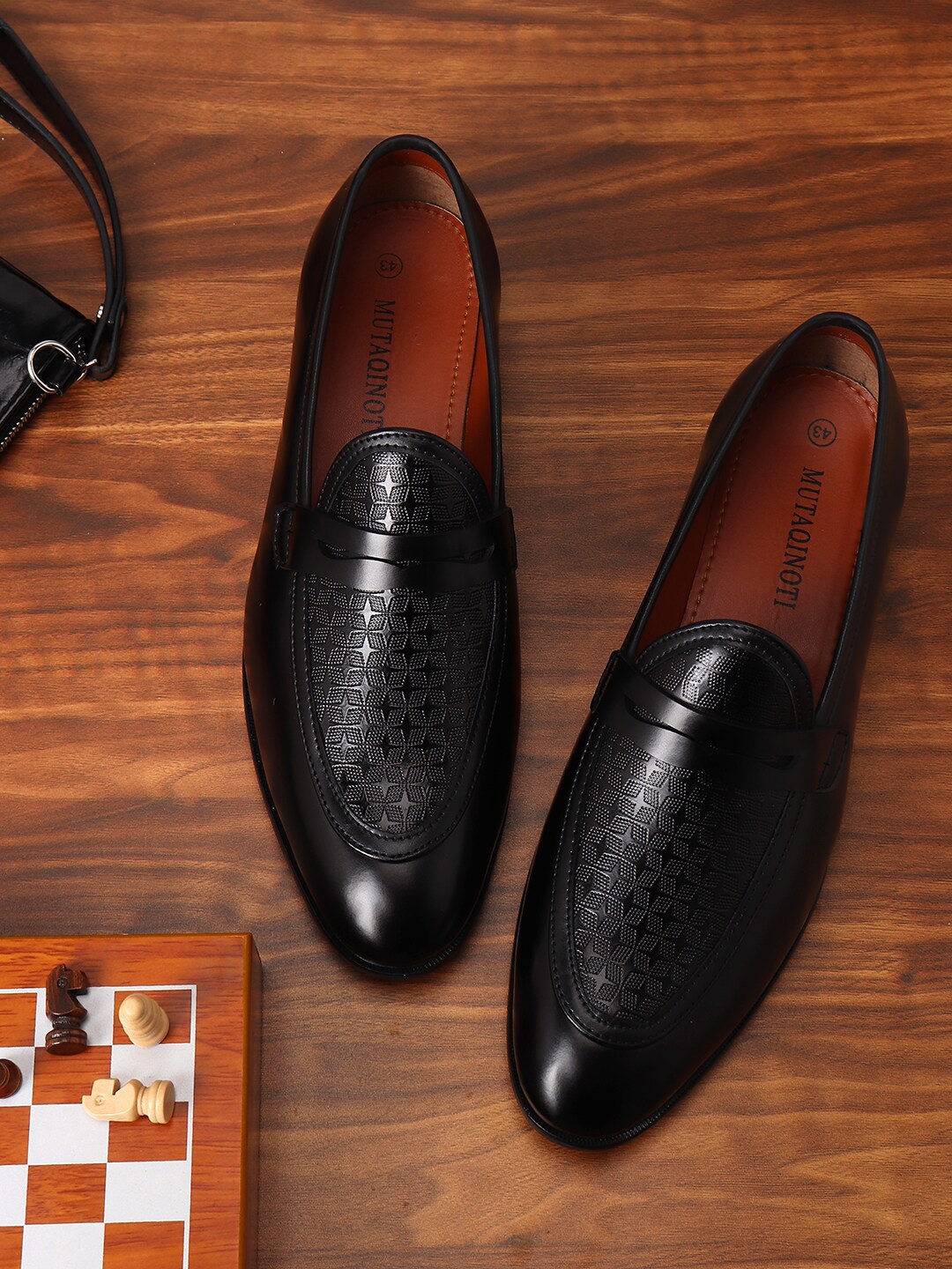 

MUTAQINOTI Men Black Textured Patent Leather Lightweight Loafers