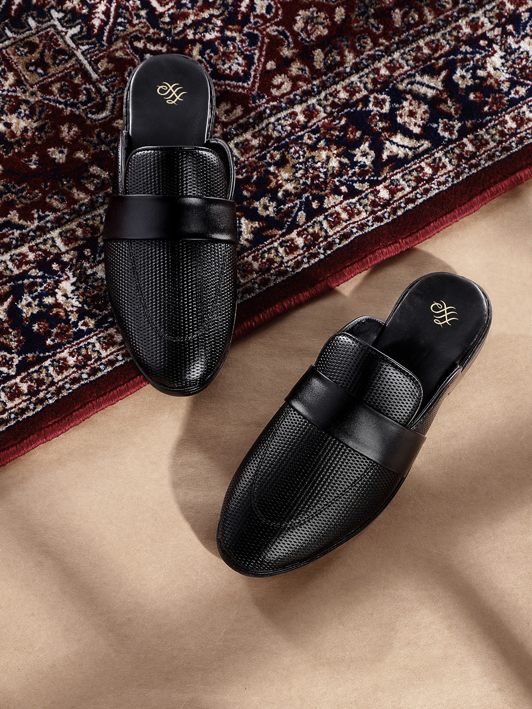 

House of Pataudi Men Black Textured Handcrafted Mules