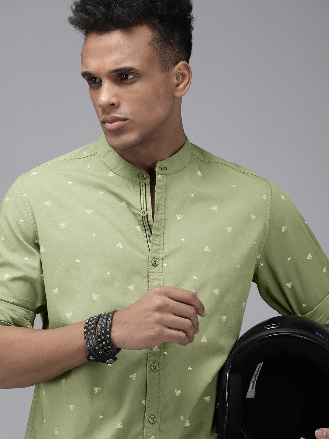 

The Roadster Lifestyle Co Men Green & White Printed Pure Cotton Casual Shirt