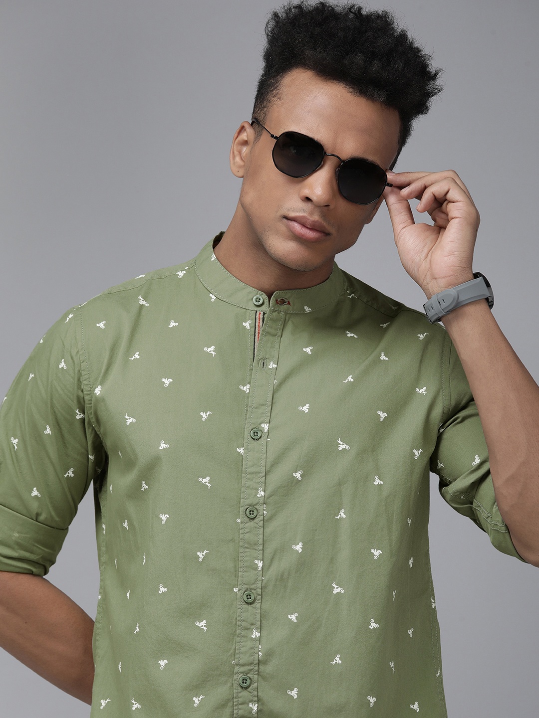

The Roadster Lifestyle Co Men Olive Green Roll-Up Sleeves Printed Casual Shirt