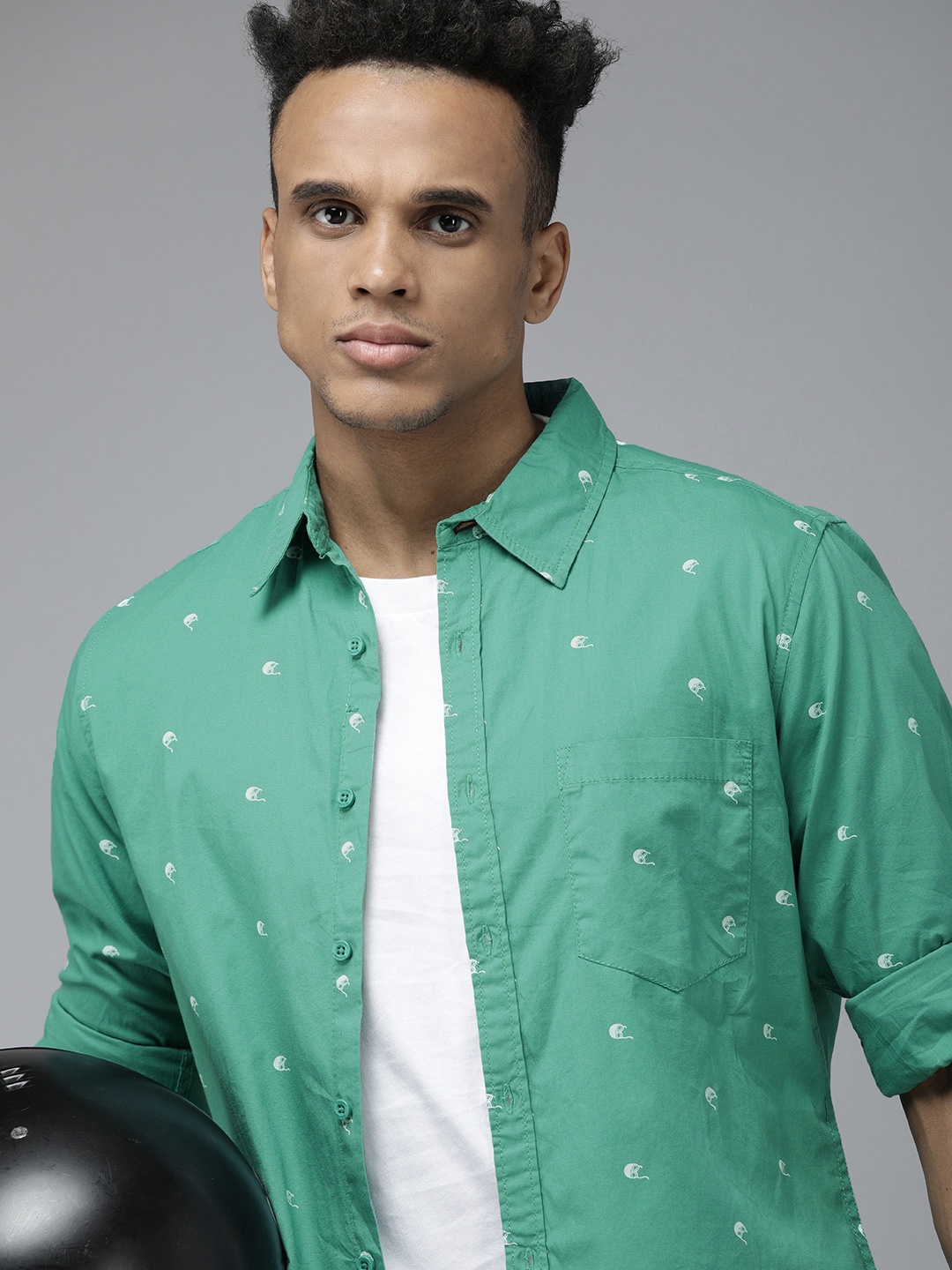 

The Roadster Lifestyle Co Men Green And White Printed Pure Cotton Casual Shirt