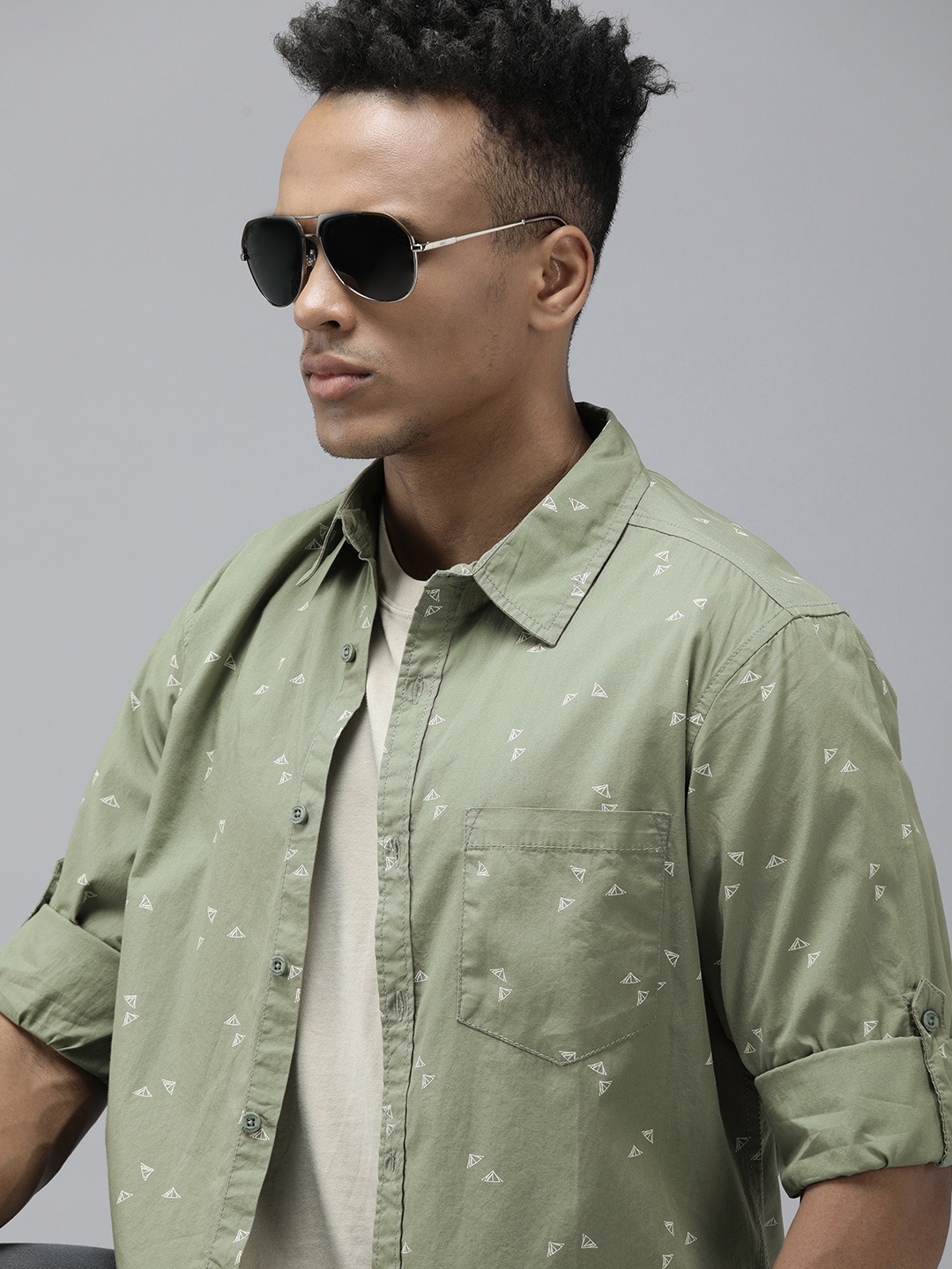 

The Roadster Lifestyle Co. Men Olive Green Printed Slim Fit Pure Cotton Casual Shirt