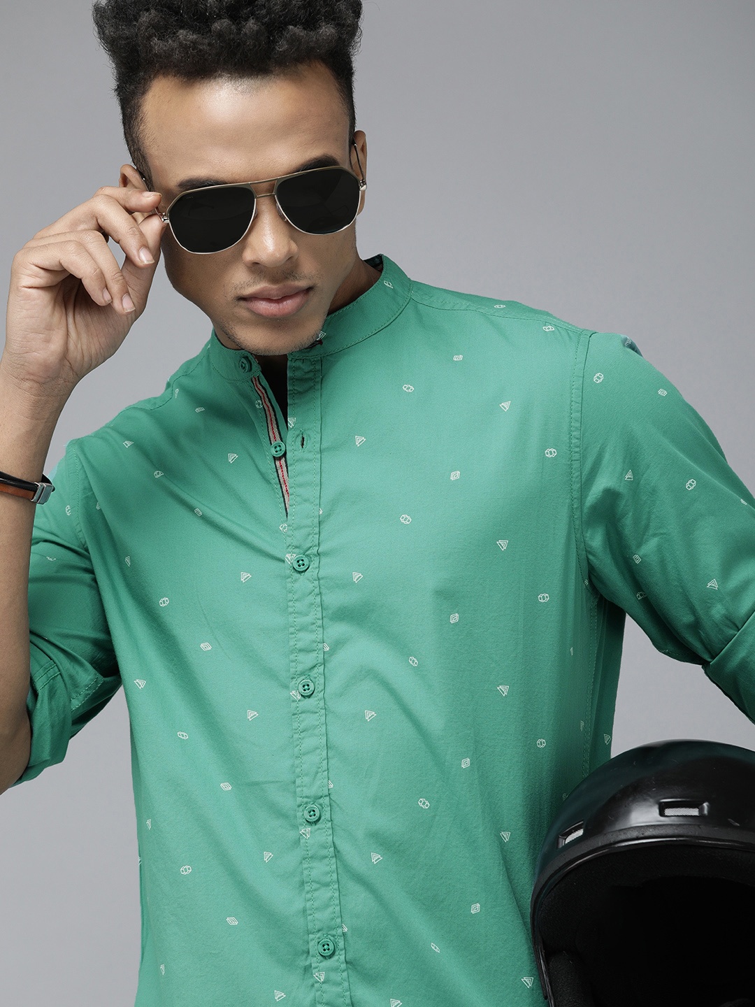 

The Roadster Lifestyle Co Men Green Geometric Printed Pure Cotton Casual Shirt