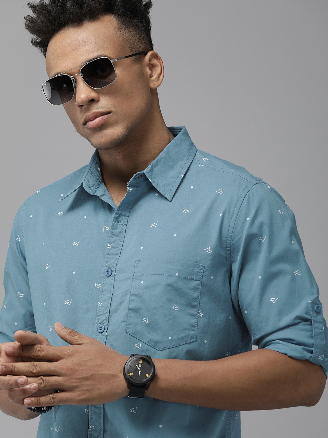 

The Roadster Lifestyle Co Men Blue Geometric Printed Casual Shirt
