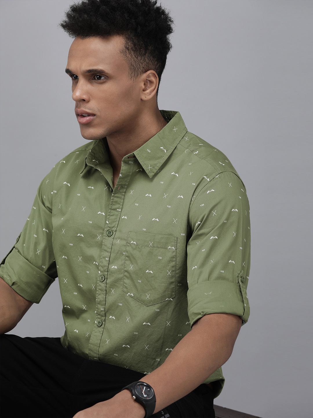 

The Roadster Lifestyle Co Men Green Roll-Up Sleeves Printed Shirt