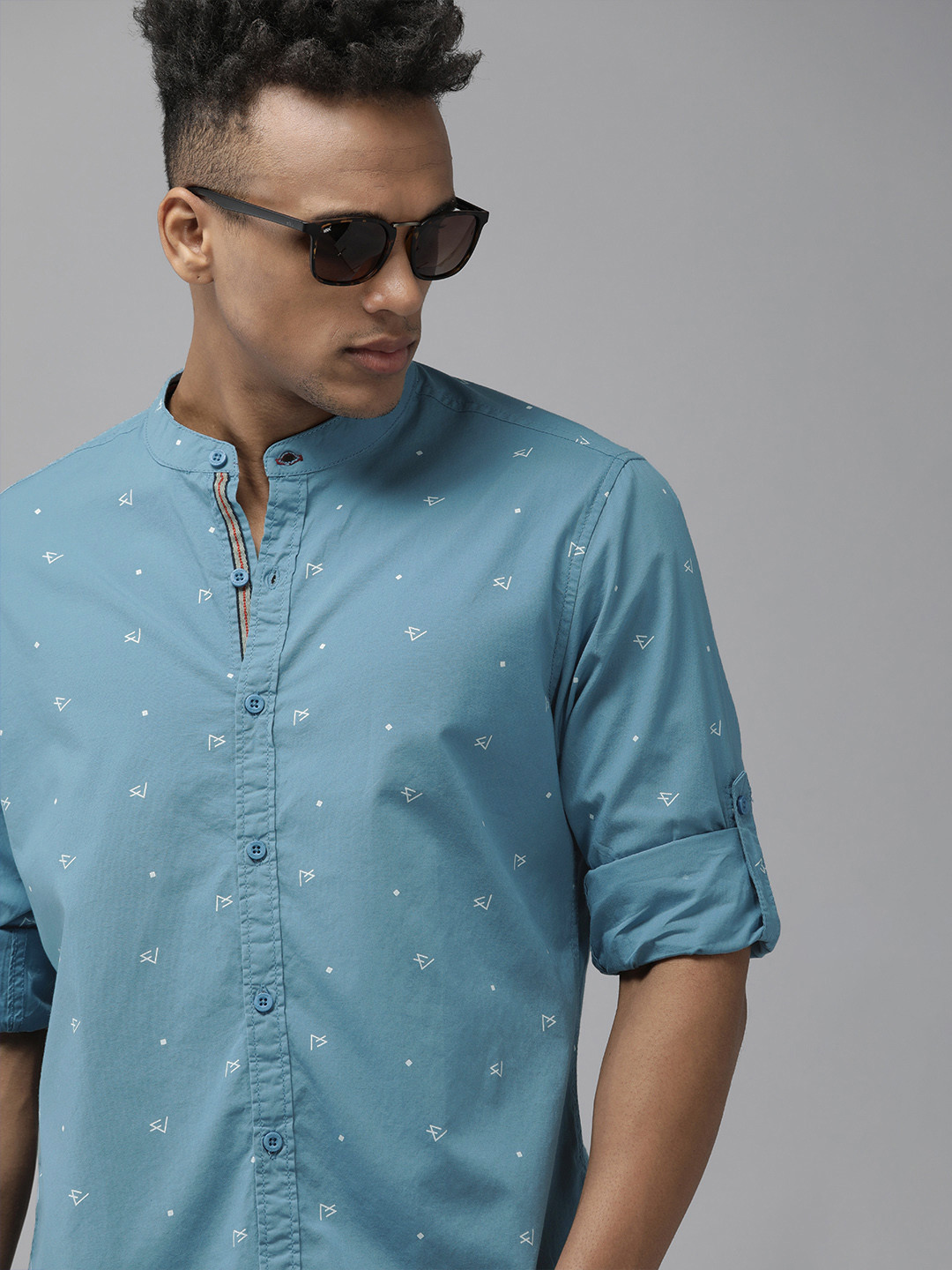 

The Roadster Lifestyle Co Men Blue Geometric Printed Band Collar Casual Shirt
