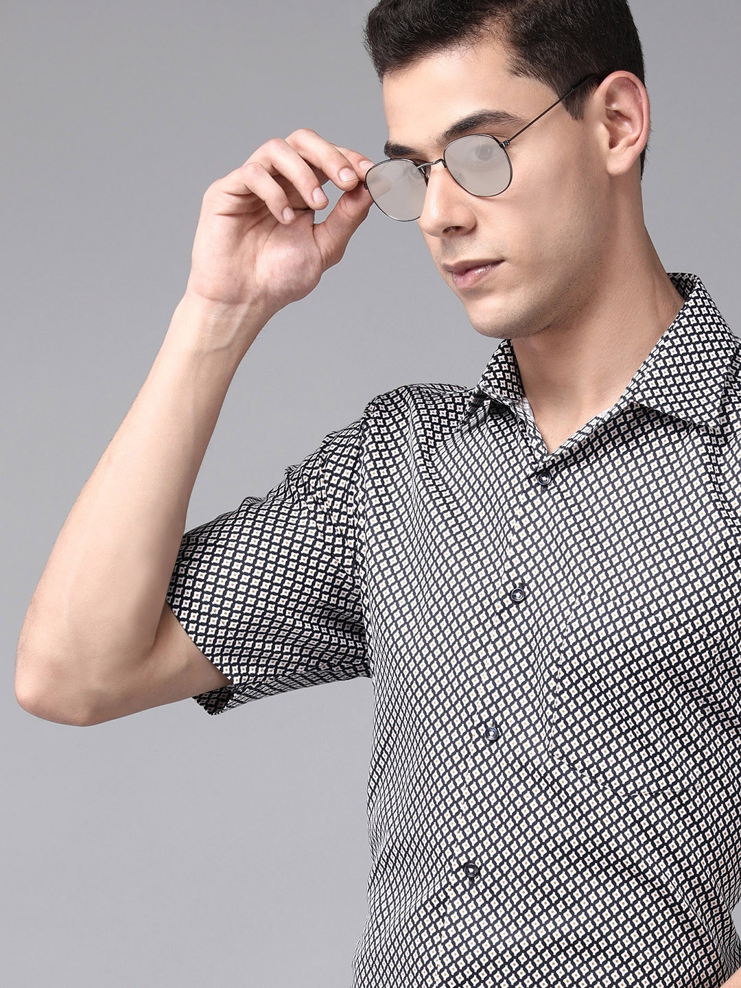 

Van Heusen Men Black Geometric Printed Standard Pure Cotton Casual Shirt