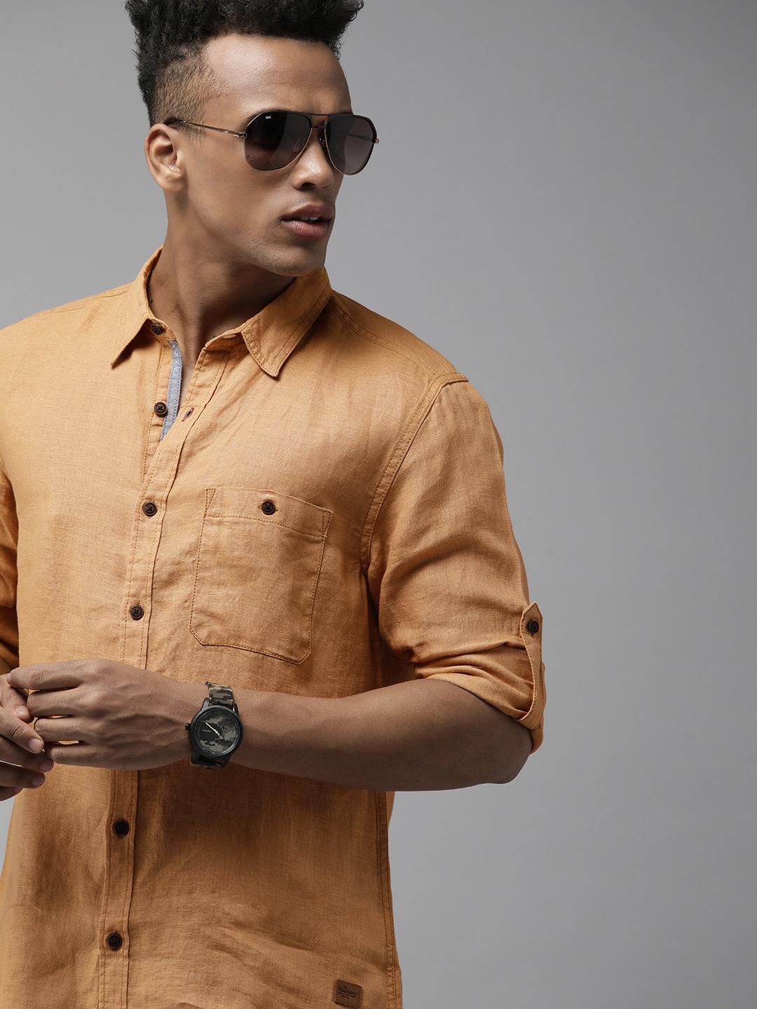 

The Roadster Lifestyle Co Men Beige Solid Spread-Collar Linen Casual Shirt