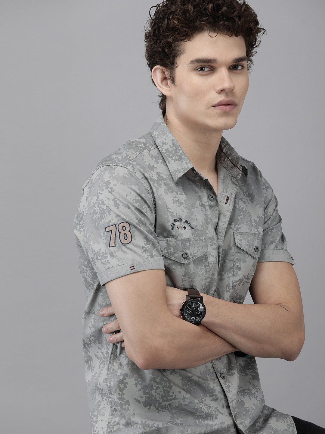 

The Roadster Lifestyle Co Men Grey Printed Pure Cotton Casual Shirt