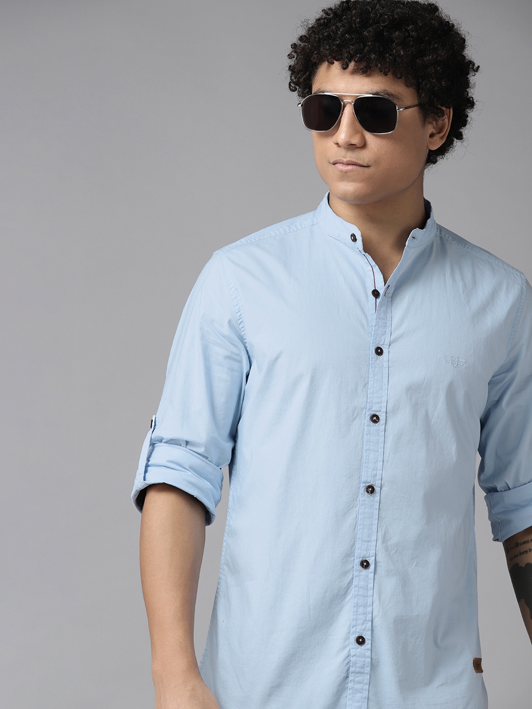 

The Roadster Lifestyle Co. Men Blue Solid Roll-Up Sleeves Slim Fit Casual Shirt